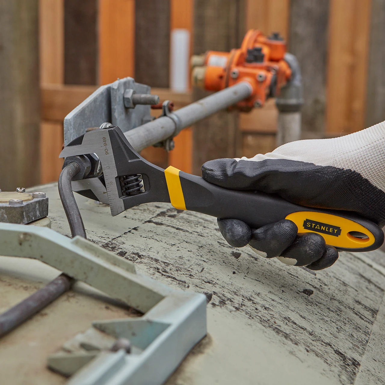 Stanley 0-90-949 MaxSteel Adjustable Wrench 250mm - 35mm Jaw Capacity 8 Stanley 0-90-949 MaxSteel Adjustable Wrench 250mm - 35mm Jaw Capacity - Image 7