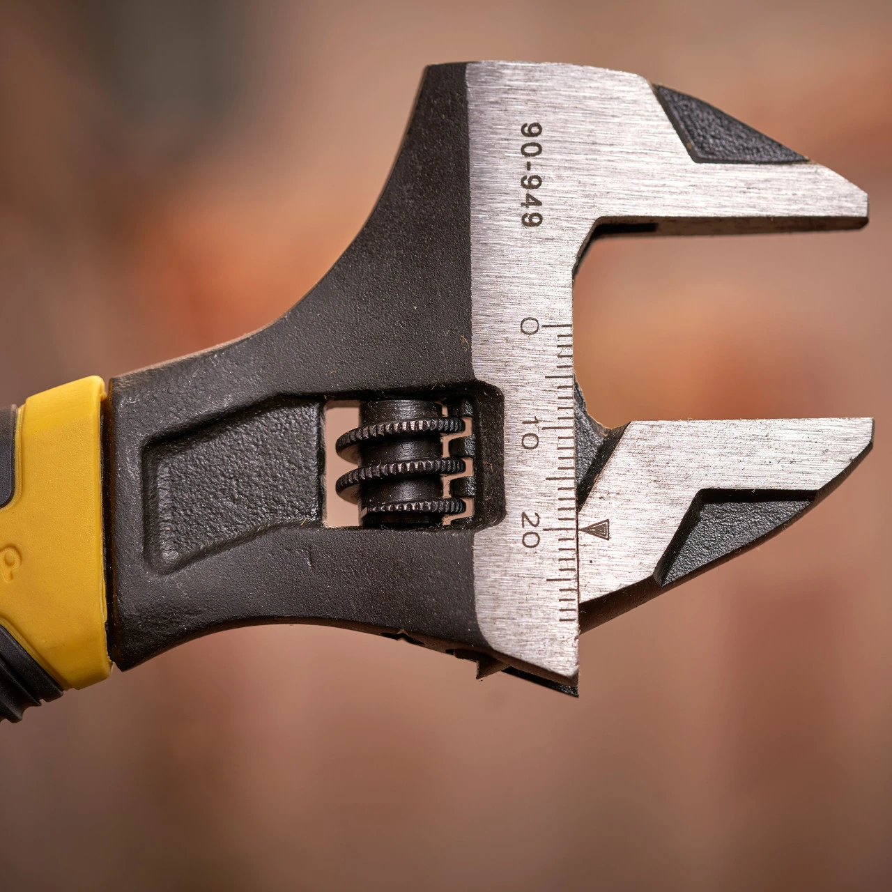 Stanley 0-90-949 MaxSteel Adjustable Wrench 250mm - 35mm Jaw Capacity 7 Stanley 0-90-949 MaxSteel Adjustable Wrench 250mm - 35mm Jaw Capacity - Image 6